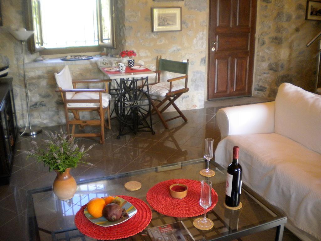 Stone House In A Quiet Landscape, Leonidion Villa Exterior foto