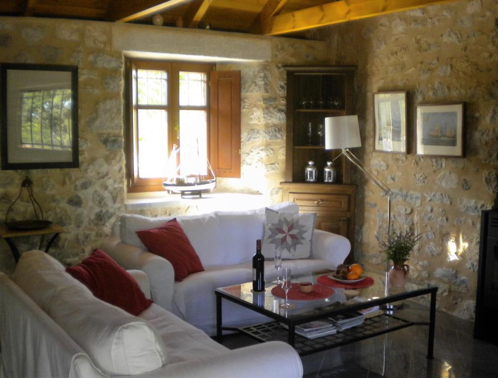 Stone House In A Quiet Landscape, Leonidion Villa Exterior foto