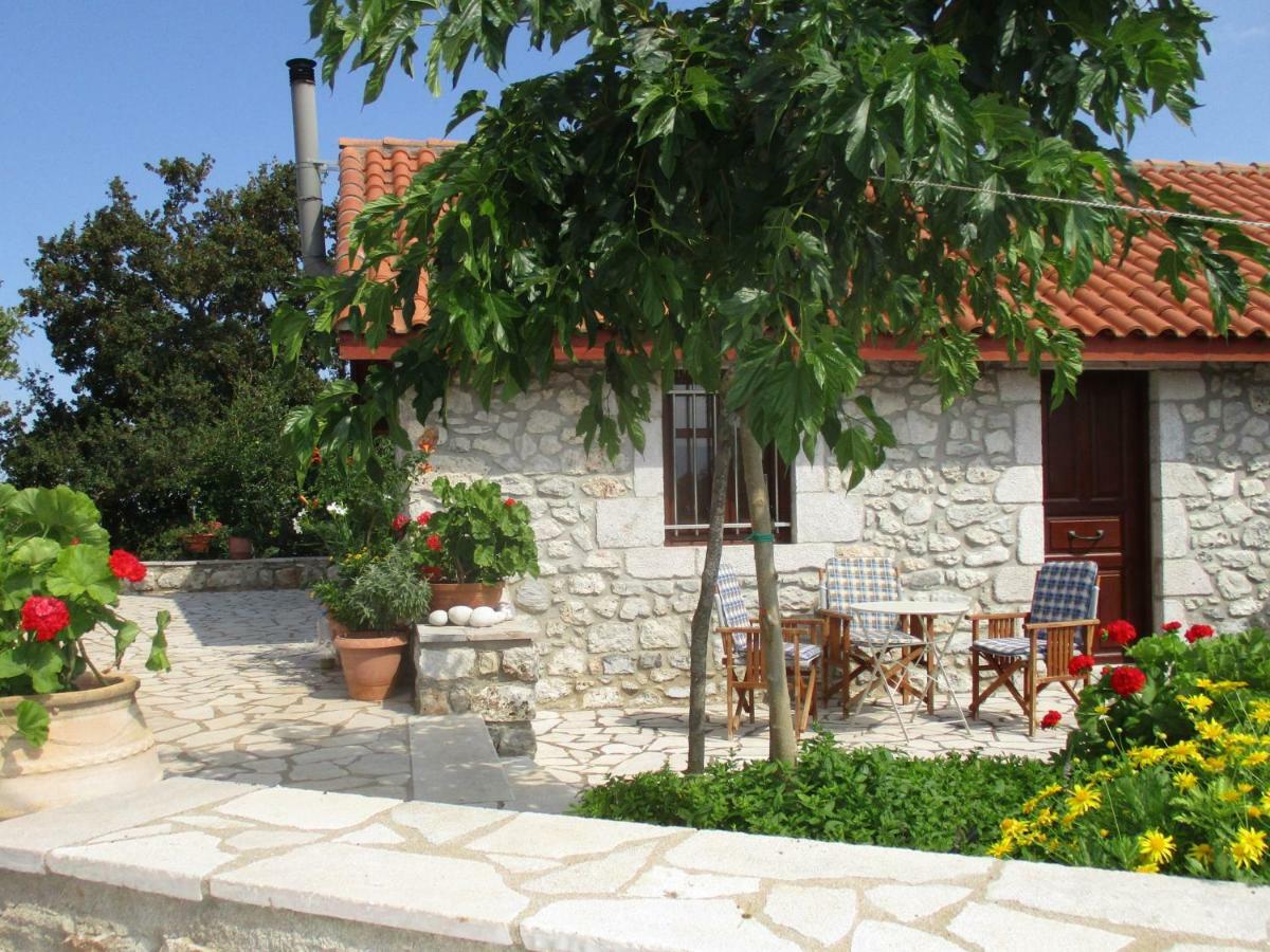 Stone House In A Quiet Landscape, Leonidion Villa Exterior foto
